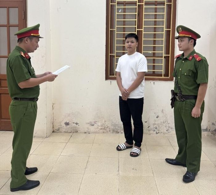 Bị can Nguyễn Văn Phước (áo trắng) tại cơ quan công an.