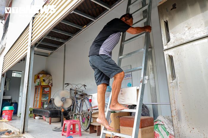 Cả hai vợ chồng ông Mộ đều đã lớn tuổi và mang nhiều bệnh tật. Việc phải leo lên leo xuống cầu thang chật hẹp để ngủ và sinh hoạt khiến cuộc sống hàng ngày của hai ông bà gặp nhiều bất tiện.