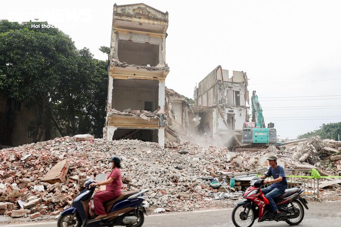 Sau thời gian triển khai, dự án hiện bước vào giai đoạn thi công cao điểm. Công tác giải phóng mặt bằng cơ bản hoàn tất, tạo điều kiện để các nhà thầu tập trung triển khai những hạng mục còn lại. Theo kế hoạch, toàn bộ tuyến sẽ được hoàn thiện và đưa vào khai thác trong năm 2027.
