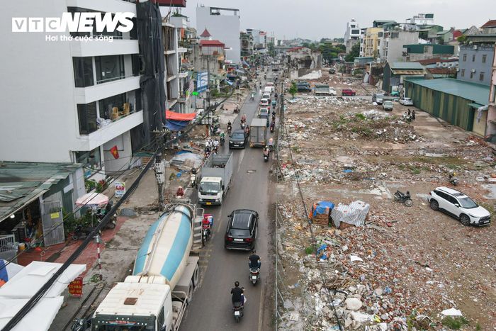 Khởi công cuối năm 2025, dự án mở rộng đường Lĩnh Nam có chiều dài khoảng 3,4 km, kéo dài từ nút giao Tam Trinh đến khu vực nút giao với đê Nguyễn Khoái. Trong đó, đoạn từ ngã ba phố Vĩnh Hưng đến đê Nguyễn Khoái dài khoảng 2,2 km, nằm trên hướng tuyến Vành đai 2,5 và giữ vai trò kết nối giao thông giữa các khu vực. Công trình dự kiến hoàn thành vào đầu năm 2027.