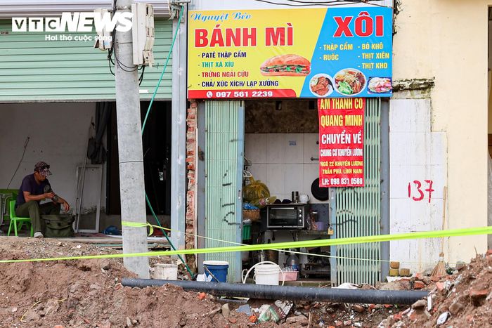 Nhiều căn nhà siêu mỏng, siêu bé biến thành các mặt bằng kinh doanh của các quán ăn.
