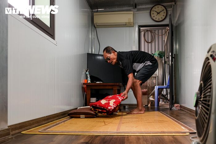 Sau khi bàn giao mặt bằng phục vụ dự án, gia đình ông Phạm Văn Mộ (80 tuổi, trú tại phường Hoàng Mai) lâm vào cảnh sinh hoạt cực kỳ thiếu thốn và bất tiện. Diện tích đất còn lại của gia đình chỉ vỏn vẹn 17m². Để có chỗ ở qua ngày, ông Mộ phải dựng tạm khung vách và làm một gác xép nhỏ làm phòng ngủ. Hệ thống điện nước, truyền hình cáp tại đây đều đã bị cắt, gây ảnh hưởng đến đời sống sinh hoạt hàng ngày.