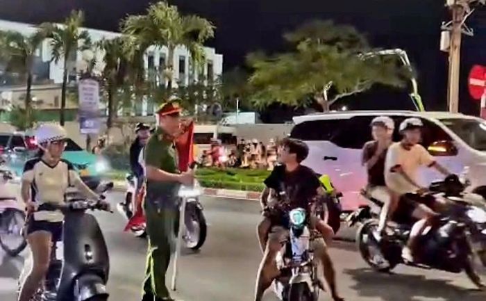 CSTT thu 50 lá cờ do người dân tự ý lấy trên đường để “đi bão”
