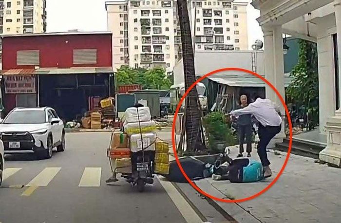 Hình ảnh người đàn ông mặc trang phục bảo vệ hành hung nam tài xế xe ôm công nghệ.