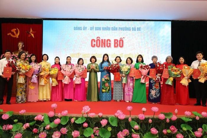 Lãnh đạo phường Bồ Đề trao quyết định thành lập tổ chức đảng đối với các trường Mầm non, Tiểu học, Trung học cơ sở sau sắp xếp, tổ chức lại trên địa bàn phường. (Ảnh: Thành ủy Hà Nội)