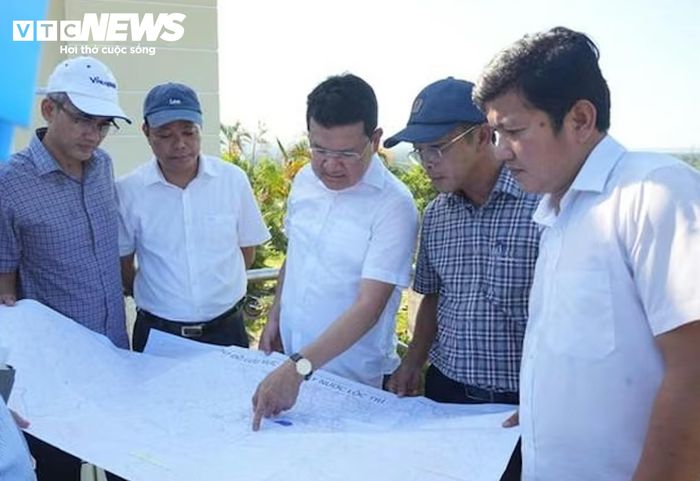 Ông Hoàng Hải Minh - Phó Chủ tịch Thường trực UBND TP Huế (thứ 3 từ phải qua) khảo sát tình hình cấp nước ở xã Chân Mây - Lăng Cô và Phú Lộc. (Ảnh: Ngọc Minh)