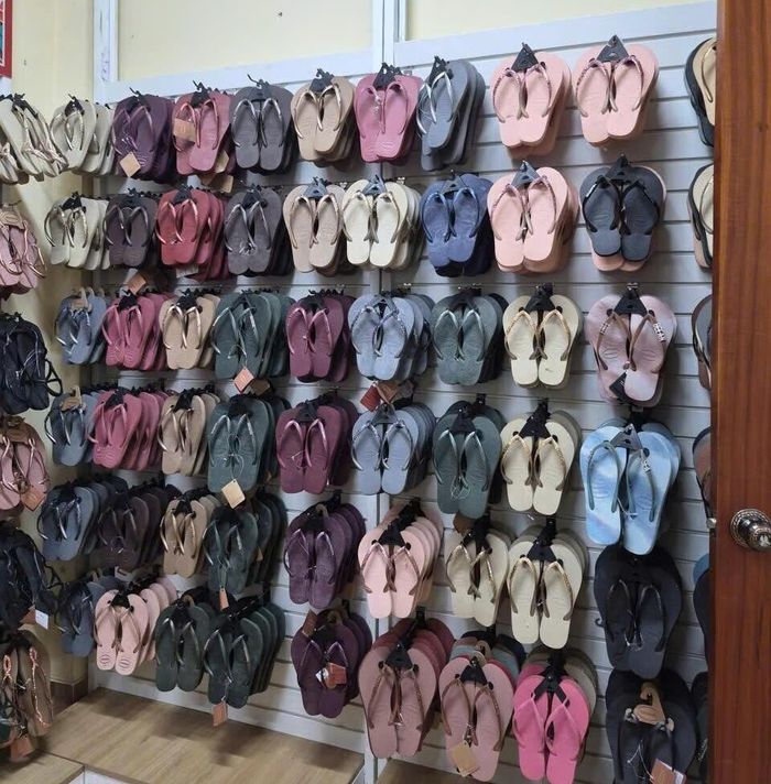Lực lượng Công an kiểm tra, phát hiện số lượng lớn dép giả mạo nhãn hiệu “Havaianas” tại kho hàng ở Hóc Môn.