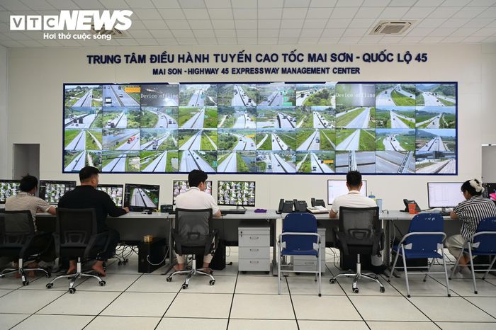 Thông qua hệ thống camera giám sát trên cao tốc hoặc tin báo từ tài xế tham gia giao thông trên tuyến, lực lượng cảnh sát giao thông sẽ xác minh hình ảnh, địa điểm, tài xế vi phạm.