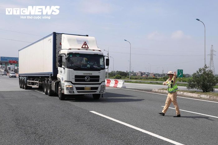 Thông tư 38/2024/TT-BGTVT quy định trong điều kiện đường khô ráo, thời tiết bình thường, ôtô chạy với tốc độ trên 60 km/h phải giữ khoảng cách tối thiểu 55 m với xe phía trước. Khoảng cách dưới 55 m được xác định là không bảo đảm an toàn.