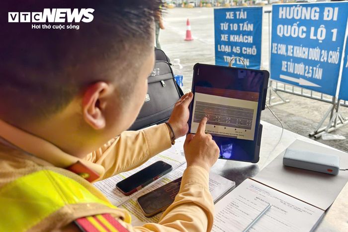 Trong quá trình xác minh, xử lý vi phạm, lực lượng chức năng căn cứ vào hình ảnh trên hệ thống camera giám sát, căn cứ vào biển báo căn khoảng cách, vạch kẻ đường… từ đó mới xác định cụ thể hành vi vi phạm của tài xế và ra quyết định xử phạt.