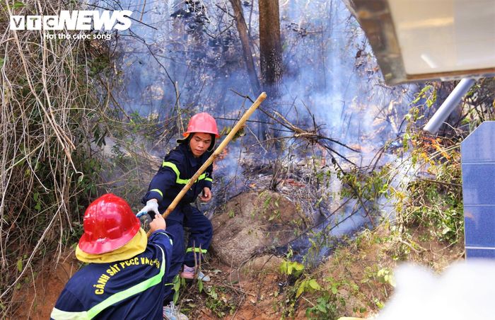 Hàng trăm cán bộ, chiến sĩ thuộc các lực lượng chức năng tại chỗ và dàn xe chữa cháy chuyên dụng vẫn đang khẩn trương tiếp cận hiện trường.