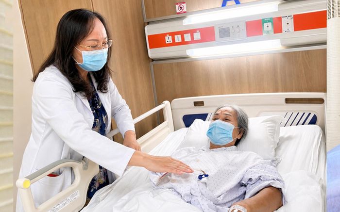 GS Chung Thủy thăm khám bệnh nhân sau phẫu thuật (Ảnh: BVĐK Tâm Anh)