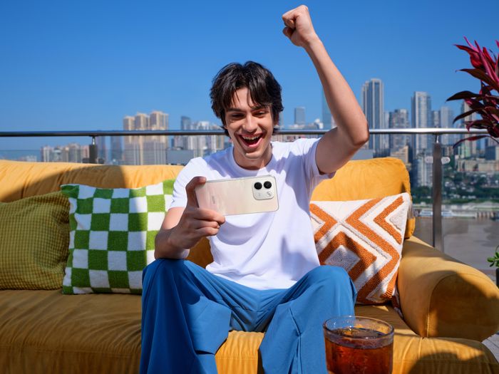 REDMI Note 17 Pro Series sở hữu thiết kế lột xác toàn diện, như phiên bản màu Trắng Vân Mây sở hữu mặt lưng có thể chuyển màu linh hoạt khi tiếp xúc với ánh nắng mặt trời.