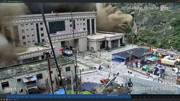Đoạn CCTV cho thấy người dân bỏ chạy khi thảm hoạ xảy ra tại thị trấn Gyirong, huyện Gyirong, Tây Tạng. (Ảnh: Reuters)