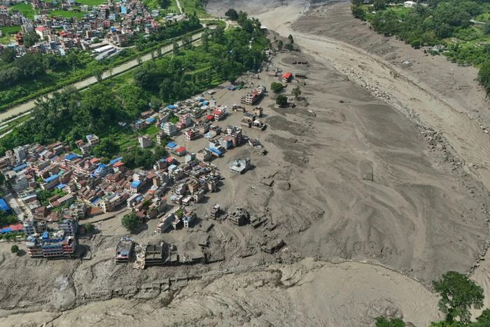 Nhà cửa bị hư hại sau trận lũ quét ở Nepal. (Ảnh: AP)