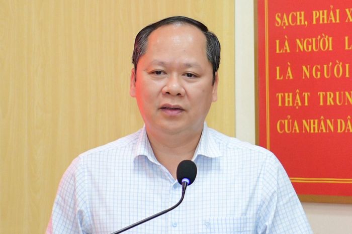 Lãnh đạo Sở Giáo dục và Đào tạo cung cấp thông tin về kết quả việc thực hiện sắp xếp cơ sở giáo dục trên địa bàn tỉnh. (Ảnh: Trường Giang)