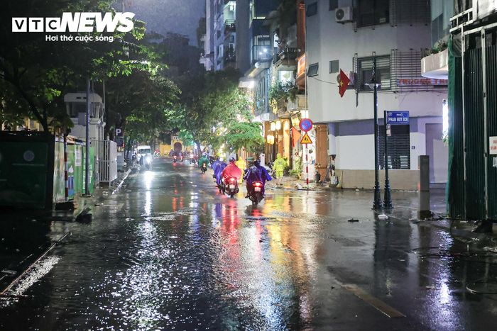 Tuy nhiên, tình trạng ngập không kéo dài. Khi mưa giảm, nước tại các điểm ngập nhanh chóng rút, chỉ khoảng 15 phút sau, mặt đường đã thông thoáng đáng kể.
