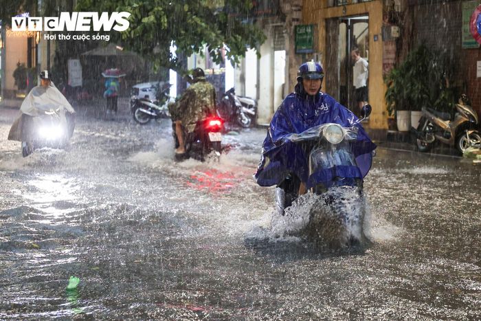 Các phương tiện di chuyển khó khăn qua khu vực này.