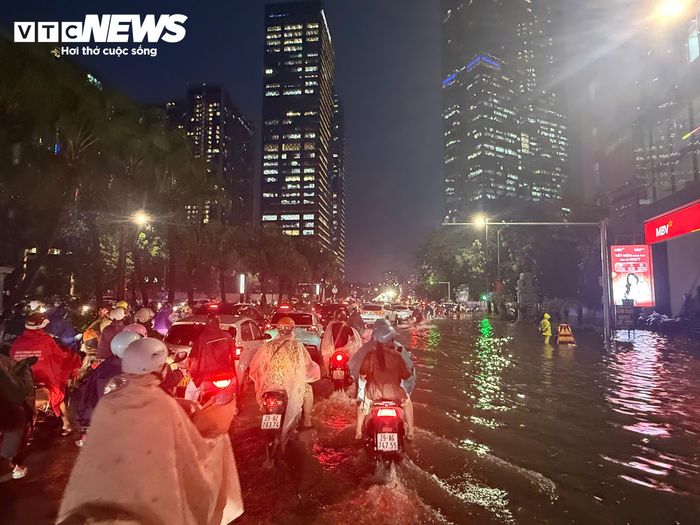 Tuyến phố Liễu Giai - Đào Tấn dòng phương tiện đi lại chậm chạp. Lực lượng chức năng túc trực để thoát nước.