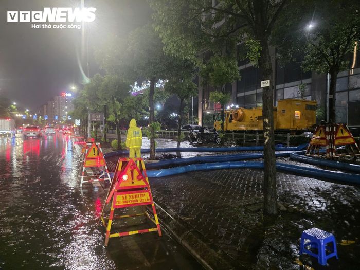 Trên tuyến phố Võ Chí Công, nước mưa rút rất nhanh. Các phương tiện không gặp nhiều khó khăn.