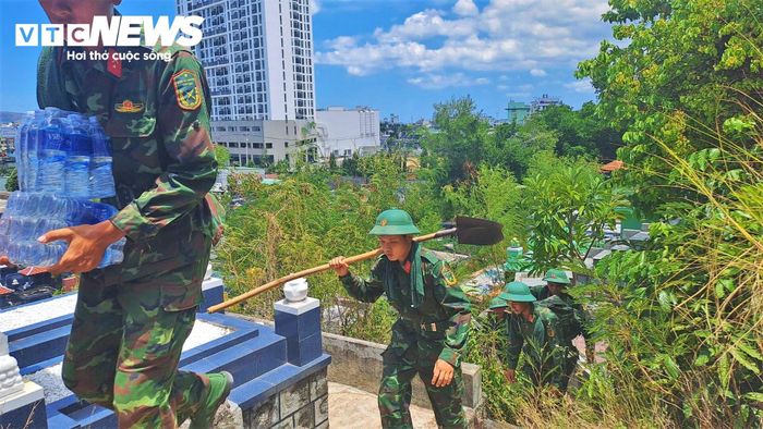 Công tác chữa cháy gặp nhiều trở ngại do điểm cháy nằm trên đỉnh núi cao hiểm trở, cách vị trí xe chữa cháy có thể tiếp cận từ 3 - 7km. Lực lượng làm nhiệm vụ phải đi bộ mang theo các thiết bị, dụng cụ thủ công và bình xịt để dập lửa từng điểm. 