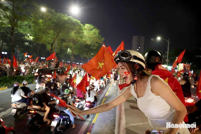 Ai cũng vui vẻ, phấn khích trước chiến thắng của đội tuyển Việt Nam.
