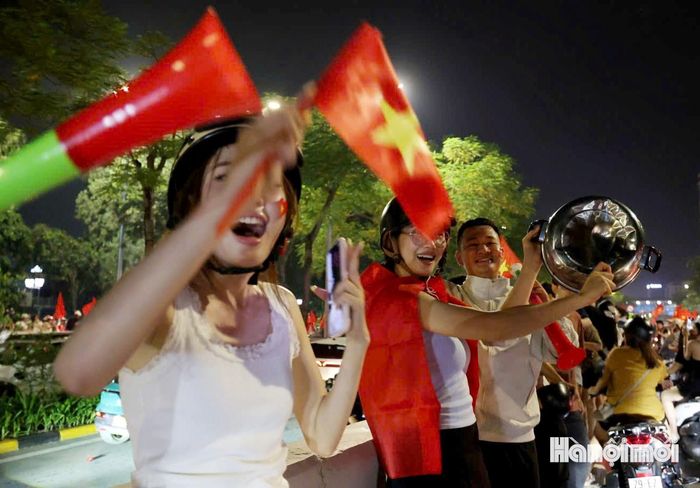 Nhiều cổ động viên đem cả xoong, nồi, chảo xuống phố, gõ vang theo từng nhịp hô “Việt Nam vô địch”