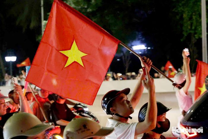 Những lá cờ Tổ quốc không ngừng bay phấp phới trên đường đi ăn mừng chiến thắng của những người hâm mộ.