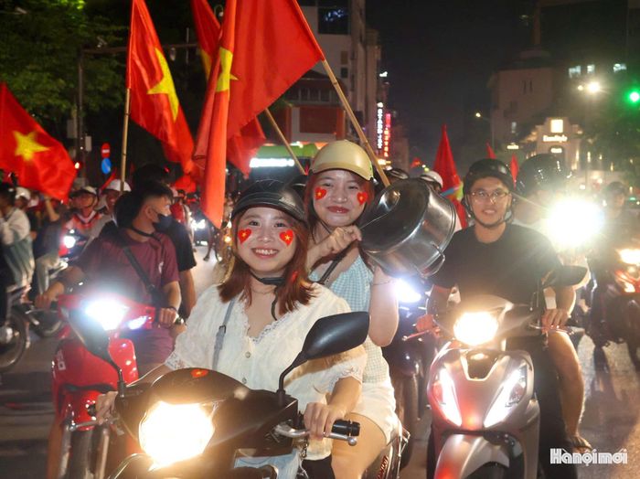 Màn ăn mừng của 2 nữ cổ động viên cuồng nhiệt.