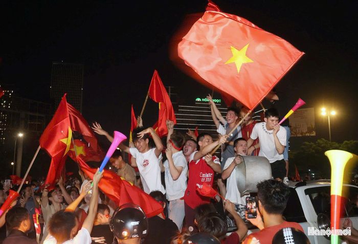 Không khí sôi động mừng chiến thắng của người hâm mộ.