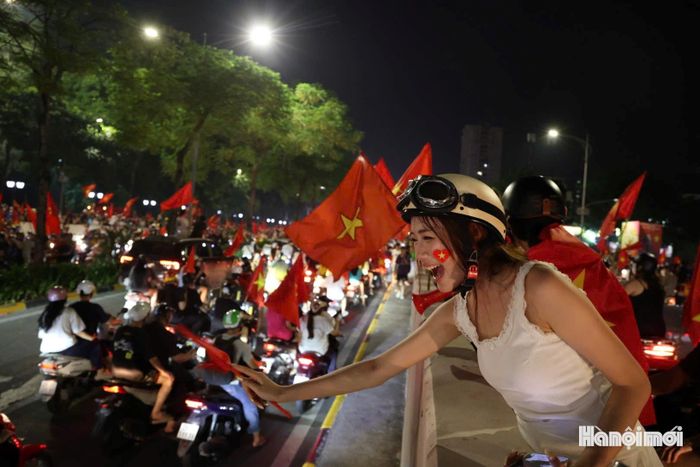 Niềm vui của người hâm mộ.