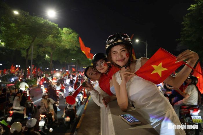 Các nữ cổ động viên xinh đẹp trên đường mừng chiến thắng của đội tuyển Việt Nam.