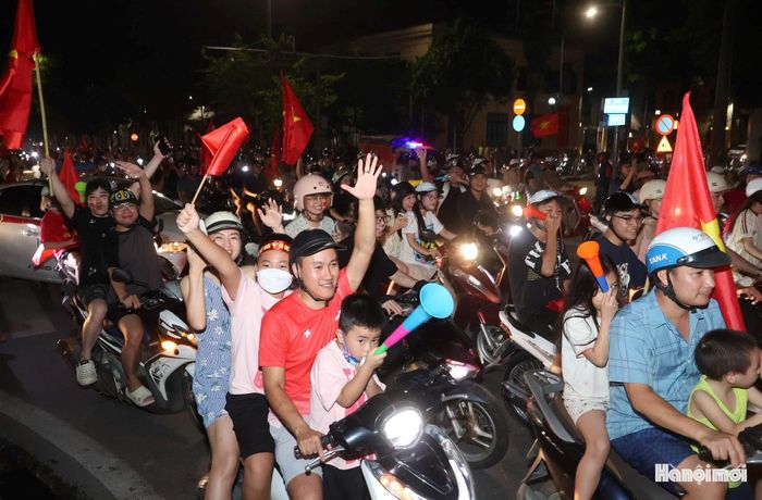 Dòng người tỏa ra đường mừng chiến thắng.
