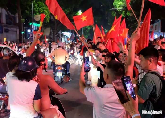Dòng người đổ về trung tâm thành phố mừng chiến thắng.