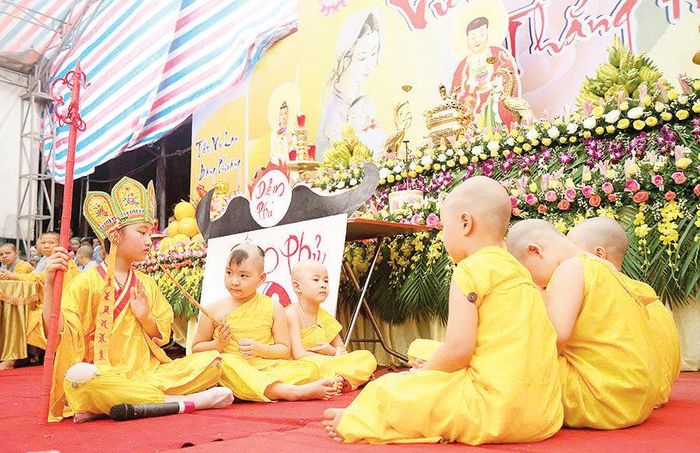 Các em nhỏ biểu diễn tiết mục “Mục Kiền Liên cứu mẹ” trong Lễ Vu Lan báo hiếu tại chùa Ngòi (Hà Đông, Hà Nội). Ảnh: Hữu Tiệp