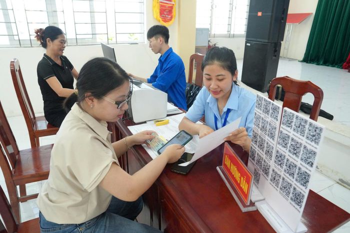 Cán bộ UBND xã Tiến Thắng trực tiếp xuống thôn trên địa bàn giải quyết thủ tục hành chính thiết yếu cho người dân. Ảnh Phạm Hùng