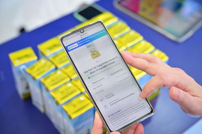 Người dùng có thể truy xuất nguồn gốc sản phẩm đối với sản phẩm sữa tươi TH True Milk. Ảnh: Ngọc Anh