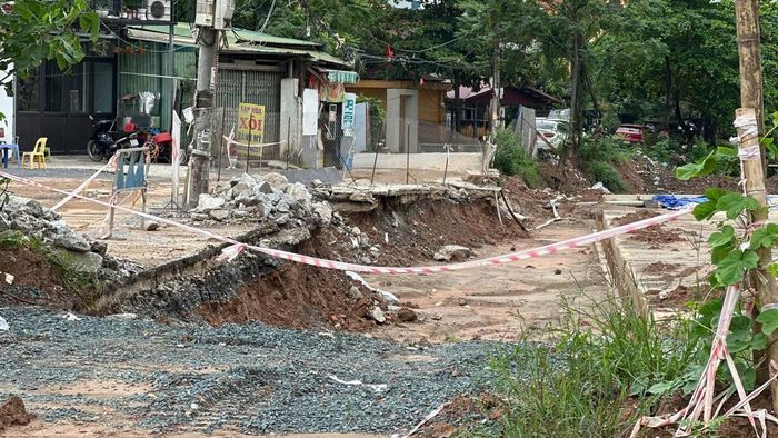 Tuyến đường từ Quốc lộ 6 vào Trường Tiểu học Lê Trọng Tấn đang có một số hạng mục thi công, ảnh hưởng đến việc đi lại của học sinh và phụ huynh. Ảnh: VT