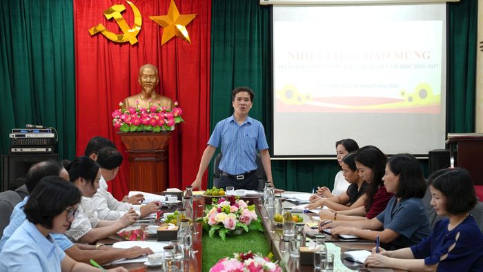 Đoàn khảo sát trao đổi với Ban Giám hiệu Trường Tiểu học Lê Trọng Tấn về những khó khăn trong công tác chuẩn bị năm học mới. Ảnh: VT