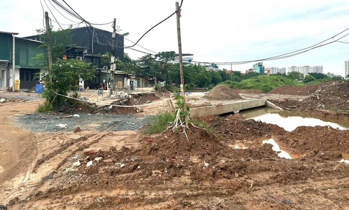Một số vị trí trên tuyến đường vào Trường Tiểu học Lê Trọng Tấn đang trong quá trình thi công, cần được tăng cường rào chắn, cảnh báo an toàn. Ảnh: VT