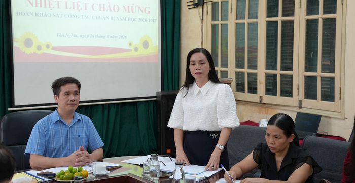 Hiệu trưởng Trường Tiểu học Lê Trọng Tấn Bùi Thị Bích Hường trao đổi về những kiến nghị của nhà trường trước thềm năm học mới. Ảnh: VT