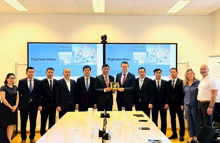 Đoàn đại biểu thành phố Hà Nội cùng các đại biểu Hội đồng thành phố Vienna, Áo. Ảnh: Trọng Toàn