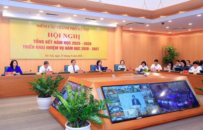 Các đồng chí lãnh đạo thành phố Hà Nội tham dự hội nghị tại điểm cầu trụ sở UBND thành phố. Ảnh: Viết Thành