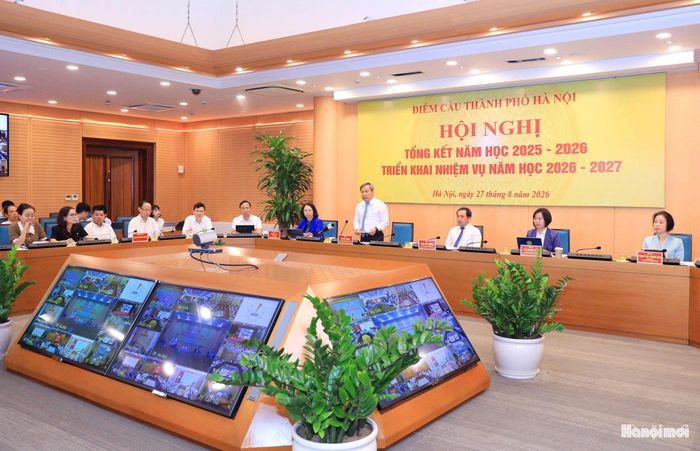 Ủy viên Trung ương Đảng, Phó Bí thư Thành ủy, Chủ tịch UBND thành phố Vũ Đại Thắng phát biểu tham luận. Ảnh: Viết Thành