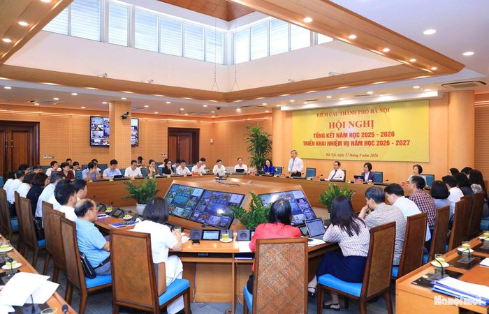Các đồng chí lãnh đạo thành phố Hà Nội tham dự hội nghị tại điểm cầu trụ sở UBND thành phố. Ảnh: Viết Thành