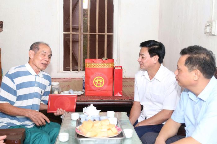 Đoàn công tác xã Bất Bạt thăm, tặng quà ông Lê Xuân Thảo. Ảnh: Khương Tuấn