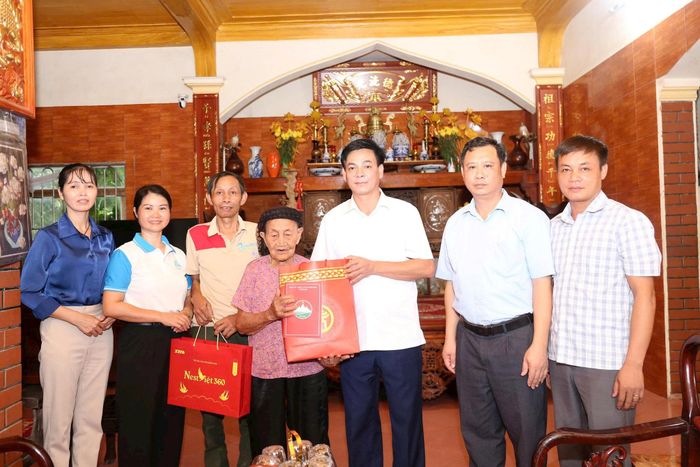 Đoàn công tác xã Bất Bạt thăm, tặng quà bà Lê Thị Gái. Ảnh: Khương Tuấn