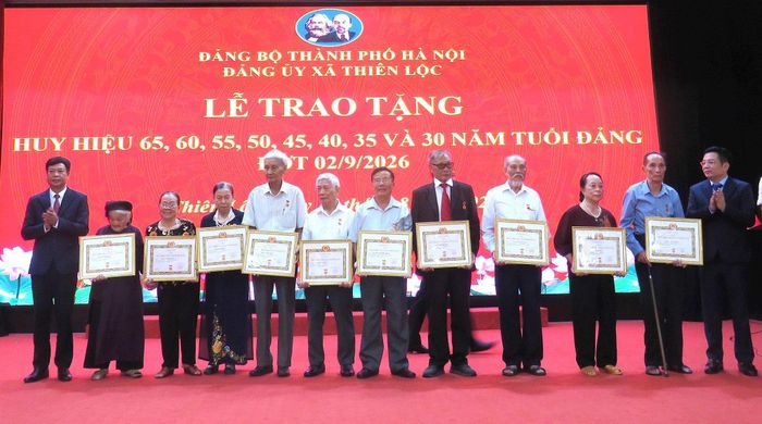 Lãnh đạo xã Thiên Lộc trao Huy hiệu Đảng tặng các đảng viên. Ảnh: PV