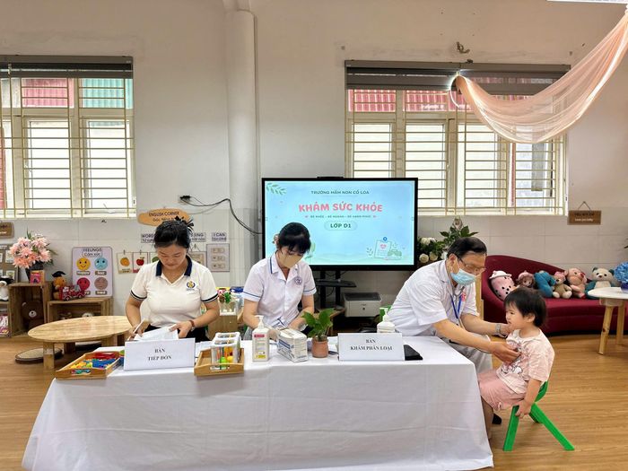 Trẻ em được khám sức khỏe định kỳ miễn phí tại cơ sở giáo dục trên địa bàn xã Đông Anh. Ảnh: Mai Khôi