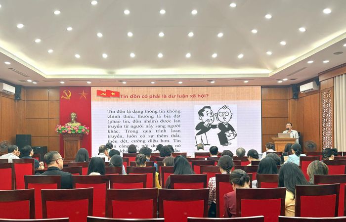 Tiến sĩ Bùi Hồng Việt, Phó Vụ trưởng Vụ Nghiên cứu - Dư luận xã hội, Ban Tuyên giáo Trung ương thông tin tại hội nghị. Ảnh: Lê Phương